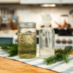 Bouteille de vinaigre blanc posée dans une cuisine lumineuse, style réaliste.