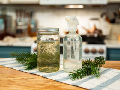Bouteille de vinaigre blanc posée dans une cuisine lumineuse, style réaliste.